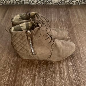 Bongo ankle boots size 9/12.